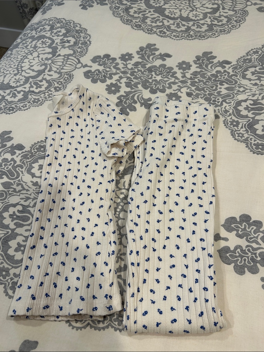 H&M short sleeve top and pants set. Size 7.